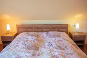 ein Schlafzimmer mit einem Bett mit zwei Lampen auf beiden Seiten in der Unterkunft Haus Meeresglück Seestern in Dahme