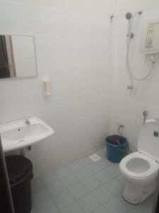 Salle de bains dans l'établissement Singgahan Keluarga Jitu