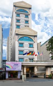 um edifício com um sinal de arco-íris em frente em Hanoi Larosa Hotel em Hanói