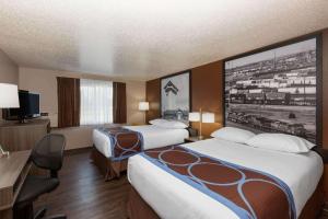 Habitación de hotel con 2 camas y TV en Super 8 by Wyndham North Platte, en North Platte