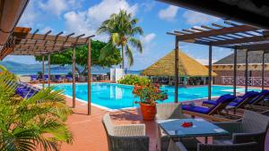 Bazén v ubytování La Digue Island Lodge nebo v jeho okolí