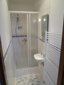 y baño con ducha y lavamanos. en Scarlett, en Tatranská Polianka
