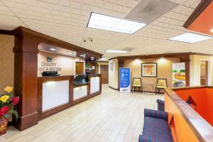 Lobbyn eller receptionsområdet på Quality Inn & Suites Civic Center