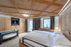 sypialnia z dużym łóżkiem i telewizorem w obiekcie Sport- und Genusshotel Silvretta w mieście Ischgl