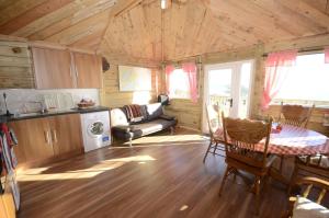 Kuchyň nebo kuchyňský kout v ubytování Rustic Log Cabin