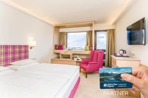 Televízia a/alebo spoločenská miestnosť v ubytovaní ALPIN- Das Sporthotel, SUMMERCARD included May - September