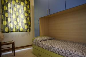 リニャーノ・サッビアドーロにあるResidence Cristalloの小さなベッドルーム(ベッド1台、窓付)