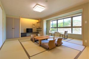 een woonkamer met een tafel en stoelen bij Ryokan Nenrinbo in Kyoto