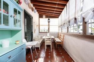 ein Esszimmer mit Tisch und Stühlen in der Unterkunft Home2Book Luxury Villa Luna de Tacoronte Pool in La Laguna