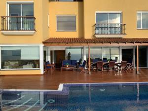 Bazén v ubytovaní Villa OCEAN Infinity heated pool optional alebo v jeho blízkosti