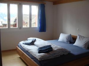 ein Schlafzimmer mit einem Bett mit zwei Kissen darauf in der Unterkunft Chalet Sunnegg in Adelboden