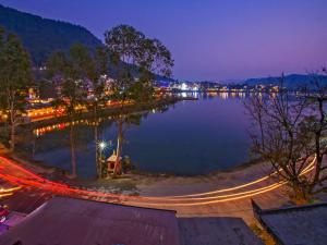vista sul lago di notte con luci di Hotel Fewa Corner & Restro a Pokhara