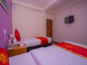 Letto o letti in una camera di Hotel Fewa Corner & Restro