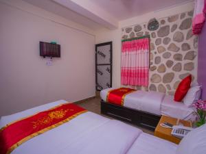 Letto o letti in una camera di Hotel Fewa Corner & Restro