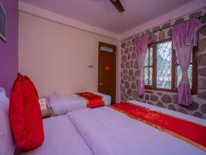 Letto o letti in una camera di Hotel Fewa Corner & Restro