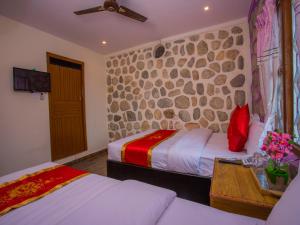 Letto o letti in una camera di Hotel Fewa Corner & Restro