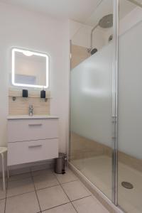 un baño con lavabo y ducha en Toscane Disneyland apartment BMYGUEST, en Serris