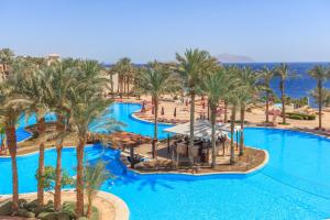einen Luftblick auf einen Pool mit Palmen des Resorts in der Unterkunft Grand Rotana Resort & Spa in Sharm El Sheikh