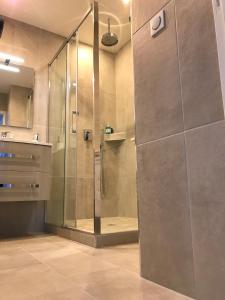 eine Dusche mit Glastür im Bad in der Unterkunft Appartement plein centre Saint Florent face au port in Saint-Florent