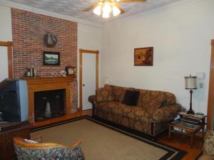 a living room with a couch and a fireplace at Historic Hill Inn in Newport