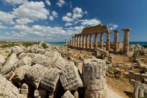 - une vue sur les ruines du temple dans l'établissement Terrazza sul Mediterraneo, à Seccagrande