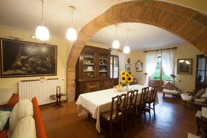 a dining room with a table and chairs in a room at Podere Sionne in Chiusi
