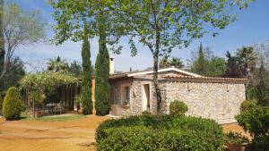 una casa de piedra con un jardín delante de ella en HEAVEN CAN WAIT, en Palma de Mallorca