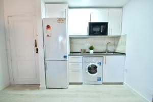 A kitchen or kitchenette at MalagaUrbanRooms - Beach & Sea Még 17 kép