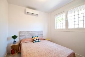 A bed or beds in a room at MalagaUrbanRooms - Beach & Sea