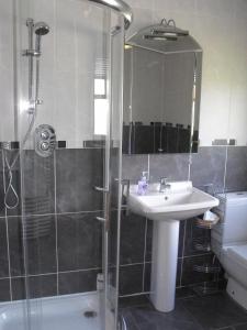 Ett badrum på Arisaig Guest House