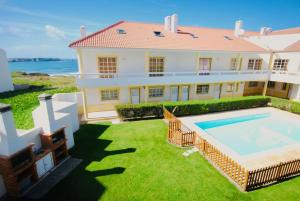 バレアルにあるCasa Pedro - Baleal beach, Balcony, Poolの庭にスイミングプールがある大きな家