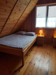 เตียงในห้องที่ Domki letniskowe Sylwia