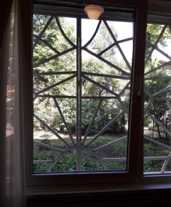 uma janela com vista para um pátio em Casa Ferrari Bed & Breakfast em Sófia
