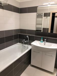 Un baño con bañera blanca y lavabo. en RS Apartments, en Olomouc 23 fotos más
