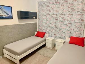 Habitación con 2 camas y almohadas rojas. en RS Apartments, en Olomouc
