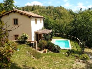 une maison avec une piscine en face de celle-ci dans l'établissement Villa nel verde | civico 2, à Uzzano