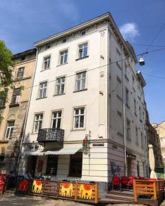 un edificio bianco con zucche davanti di VIP Apartment Ploscha Rynok a Lviv
