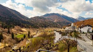 uma vista para uma cidade com montanhas ao fundo em albergo bellavista em Re