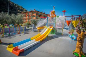 un parque acuático con un tobogán y una fuente de agua en Residence Filanda, en Riva del Garda