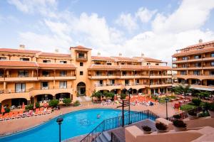 Vaade basseinile majutusasutuses Spacious & Stylish apartment Los Cristianos või selle lähedal