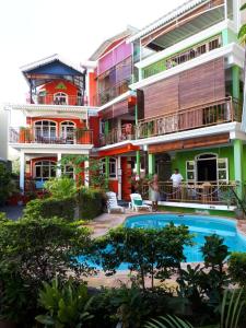 um edifício de apartamentos com uma piscina em frente em Coeur de paradis villa em Pereybere