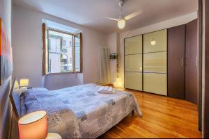 - une chambre avec un lit et une porte coulissante en verre dans l'établissement Ele Home, à Sienne