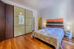 ein Schlafzimmer mit einem Bett und einem Wandgemälde in der Unterkunft Ele Home in Siena