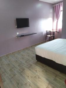 Μια τηλεόραση ή/και κέντρο ψυχαγωγίας στο Purple Dream Home