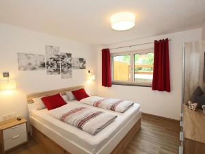 Postel nebo postele na pokoji v ubytování Apartment in Schwendau near Horbergbahn