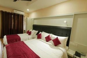 Posteľ alebo postele v izbe v ubytovaní Hotel Wayanad Square