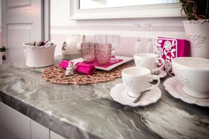 Příslušenství pro přípravu čaje a kávy v ubytování Santa Lucia Guest House