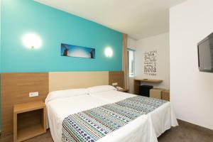 A bed or beds in a room at Hotel Don Pepe - Adults Only