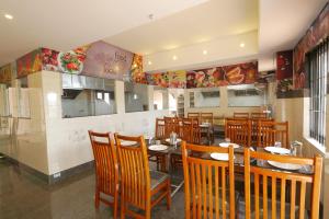 A restaurant or other place to eat at Hotel Wayanad Square