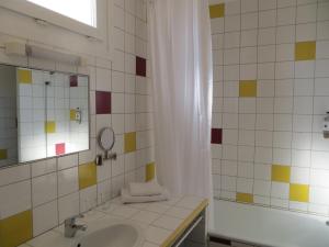 Kamar mandi di Hôtel Les Embruns Sables d'Olonne